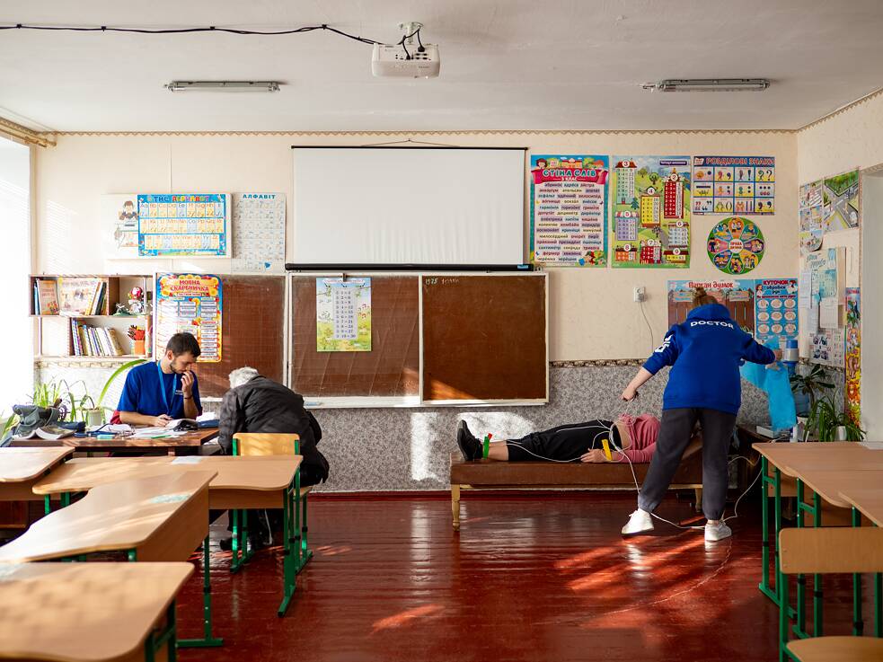 In Mychajlo-Lukaschewe wurden die Klassenräume einer Schule zu improvisierten Behandlungsräumen umfunktioniert.