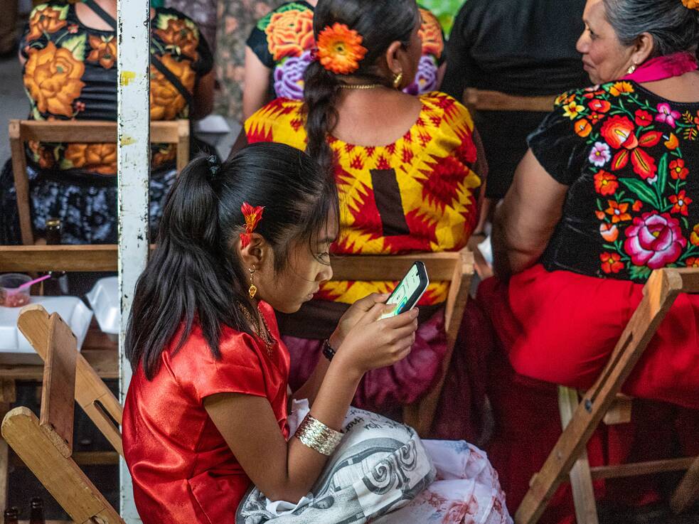 Auch in der Welt der Technik tragen die Frauen von Juchitán gerne die farbenfrohe traditionelle Tracht von Oaxaca.