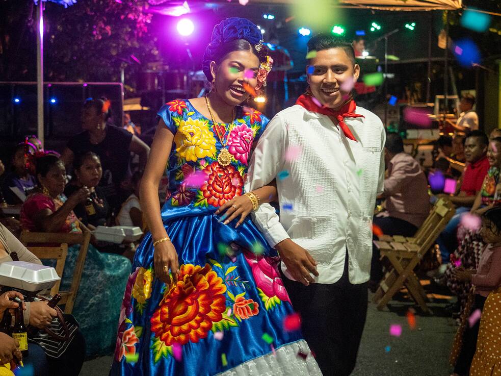 Tanzen mit einem Freund bei einer Quinceañera-Feier. Diese Feste werden in Juchitán traditionell von den Muxes organisiert.