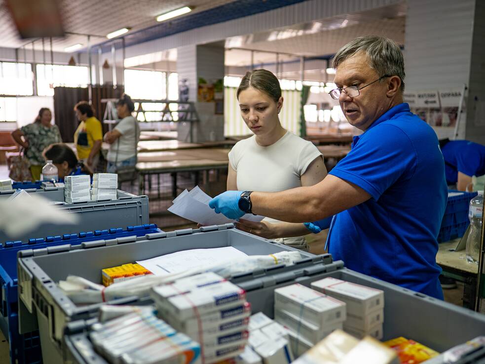 Frida rozdáva aj lieky. Ak sú v prifrontových oblastiach lekárne, ľudia si často nemôžu dovoliť doplatky za tabletky.