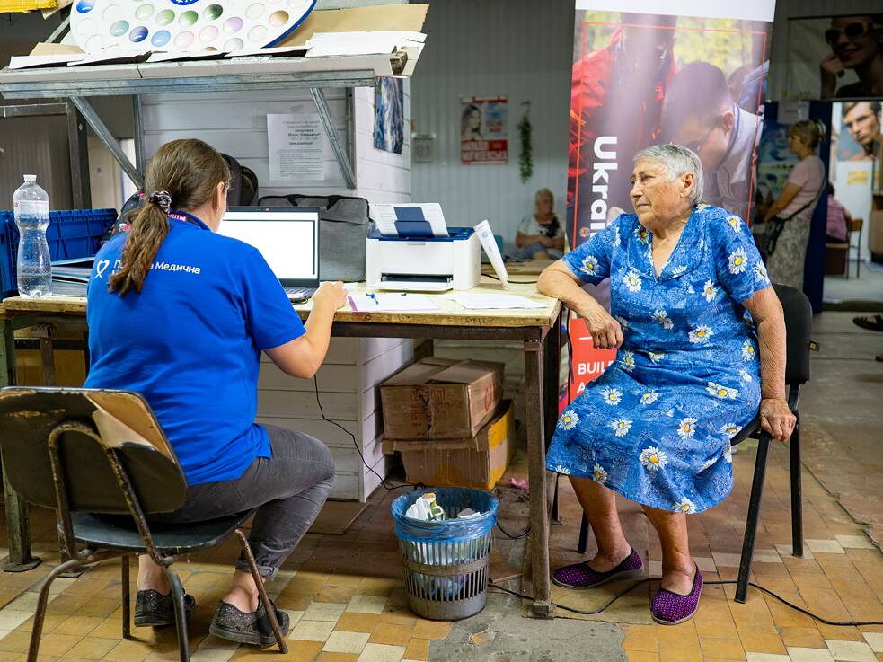 Die Aufnahme einer Patientin. Frida führt ein Register. Wenn die mobile Klinik an einen Ort zurückkehrt, bringt sie chronisch Kranken die Medikamente mit, die sie benötigen. 