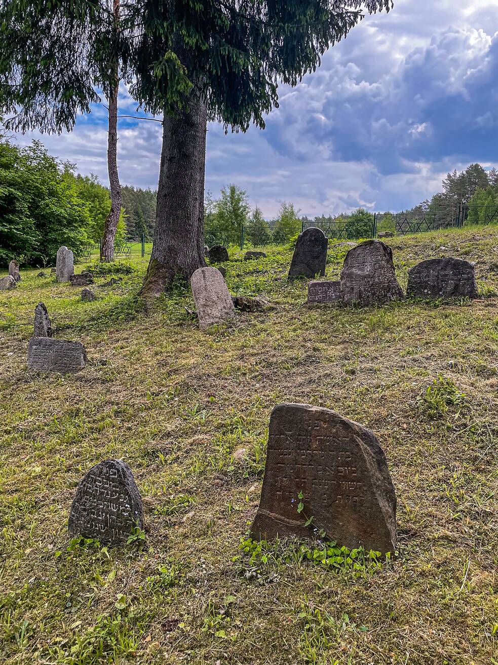 Der jüdische Friedhof von Aukštadvaris, fünfzehn Autominuten nördlich von Onuškis.