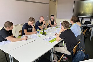 Kursteilnehmende mit Lehrkraft in Klassenraum 3