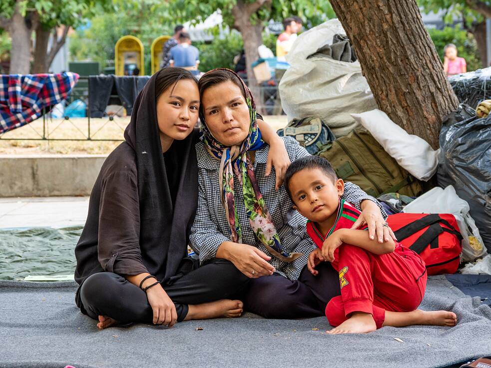 Fatima mit ihrer Tochter Farzana und ihrem kleinen Sohn als Obdachlose auf dem Victoria-Platz in Athen.