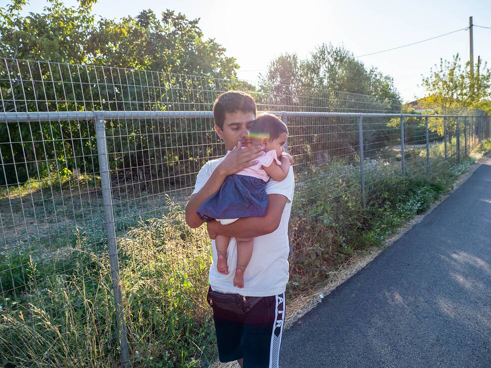 Peyvak Nourzehi mit seiner Tochter Selena auf dem Arm bei einem Spaziergang in der griechischen Stadt Oropos.