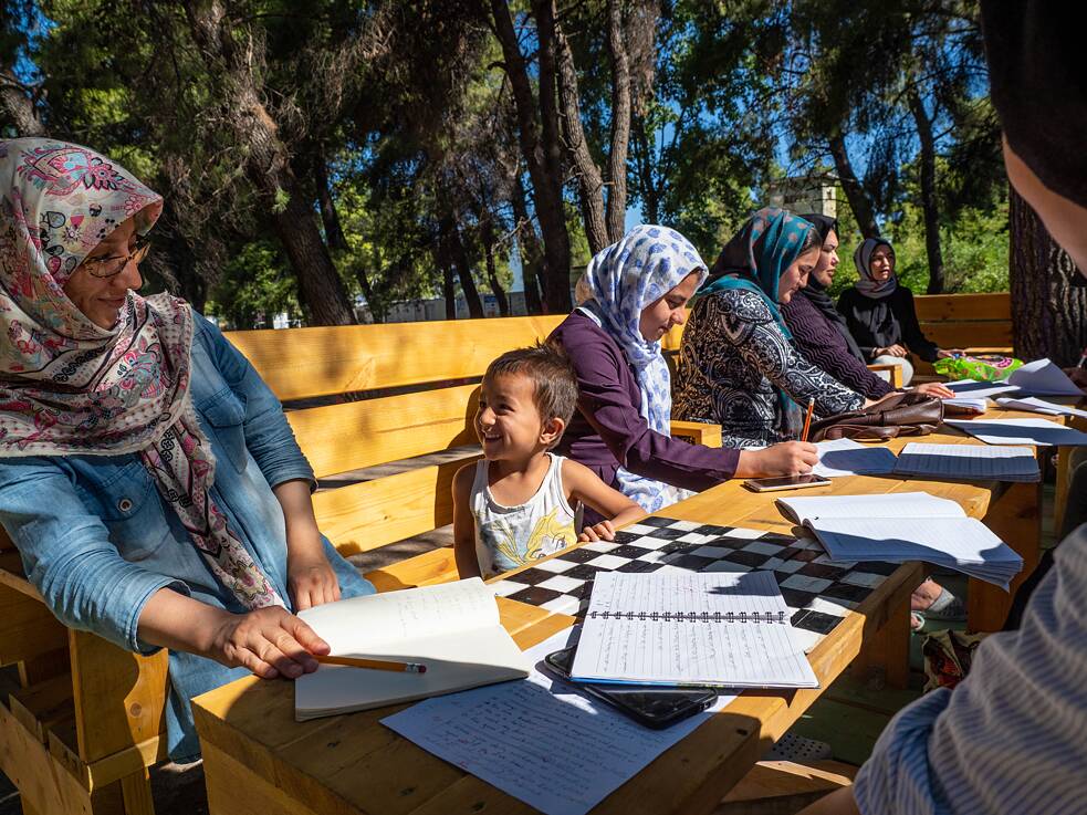 Parwanas Klasse. Im Geflüchtetenlager Ritsona unterrichtete sie Kinder, Frauen und Männer in Englisch und weiteren Fächern.