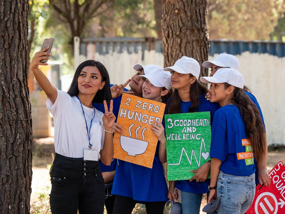 Jugendliche aus dem Lager Ritsona organisieren eine Demonstration zur Unterstützung der Agenda 2030 der Vereinten Nationen, in der es um nachhaltige Entwicklung geht.