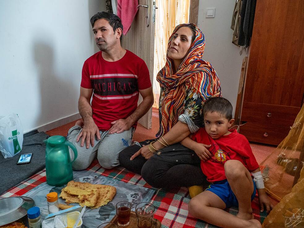 Najibullah Mohayerzade (hier mit seiner Frau und seinem Sohn) lernte von seiner Großmutter in Afghanistan viel über Kräuter und Wundversorgung. Im Geflüchtetenlager Ritsona half er den Kranken und Verwundeten.