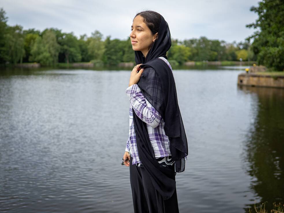 Massouma Hussaini in Eisenhuttenstadt, Deutschland, zwei Wochen nach ihrer Ankunft in Deutschland. „Ich vermisse Griechenland, die Sonne und all meine Aktivitäten“, sagte sie traurig.