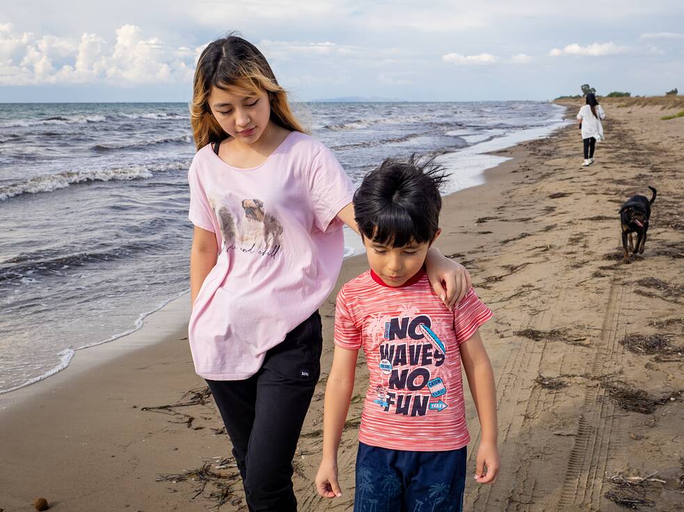 Farzana mit ihrem Bruder Ephram. Ihre Mutter Fatima musste ihn in Griechenland bei ihrem Ehemann zurücklassen, der sie ihr ganzes Leben lang schlug und misshandelte. Hätte sie ihm nicht einen der Söhne gelassen, hätte er ihr und ihren beiden anderen Kindern nicht erlaubt, Griechenland in Richtung Deutschland zu verlassen.