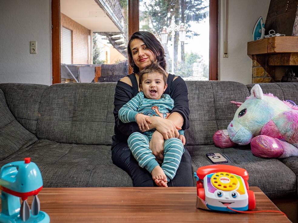 Zeinab Nourzehi mit ihrem kleinen Sohn Robin in ihrem Haus in Deutschland. Der Kleine wurde bereits in Deutschland geboren, wo die junge Familie aus Afghanistan endlich eine Chance auf eine Zukunft bekam.