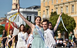 Школярі Міжнародної української школи у Вільнюсі святкують свій випускний 2024.