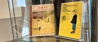 Verschiedene tschechische Ausgaben von Erich Kästners „Emil und die Detektive“ in der Ausstellung „Guck mal, Kästner!" im Goethe-Institut in Prag.