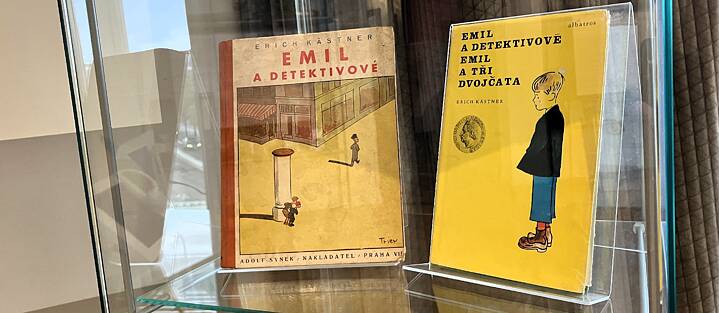 Rozličná česká vydání knihy Ericha Kästnera "Emil a detektivové" na výstavě "Koukej, Kästner!" v pražském Goethe-Institutu.