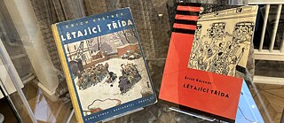 Verschiedene tschechische Ausgaben von Erich Kästners Buch „Das fliegende Klassenizimmer“ in der Ausstellung „Guck mal, Kästner!“ im Goethe-Institut in Prag.