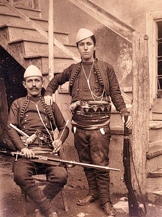 Dieses Foto von Kela Marubi in einer Galerie in Skadar zeigt Tringe Smajli (rechts), Kämpferin für die Unabhängigkeit Albaniens vom Osmanischen Reich. Sie wurde zu einer Burrnesha und schloss sich den Rebellen an.