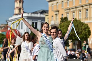 Школярі Міжнародної української школи у Вільнюсі святкують свій випускний 2024