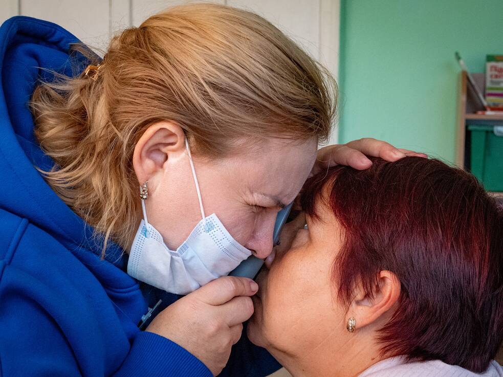 Eine Ärztin der mobilen Klinik Frida untersucht die Augen einer Patientin aus Mychajlo-Lukaschewe. Denjenigen, die das benötigen gibt Frida Brillen umsonst.