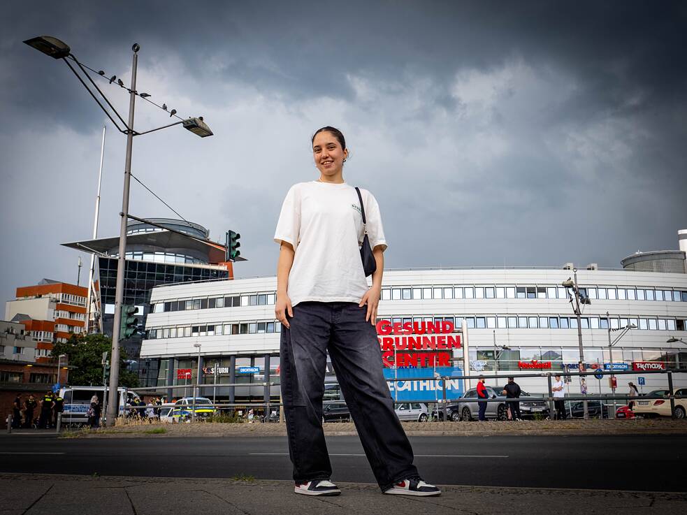 Nach eineinhalb Jahren in Deutschland trägt Massouma Hussaini kein Kopftuch mehr. Sie studiert, spielt Fußball und jobbt in einem Supermarkt.