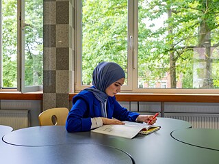 Parwana Amiri in der Bibliothek ihrer Schule.