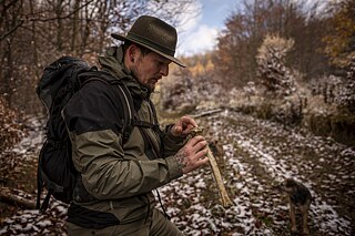 Martin Toman při sběru vzorku během monitoringu velkých šelem