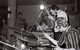 Die Band Collegium Musicum 1971 im V-Club in Bratislava. Schlagzeuger Dušan Hájek, Bassgitarre Fedor Frešo, im Hintergrund an der Hammond-Orgel Marián Varga.