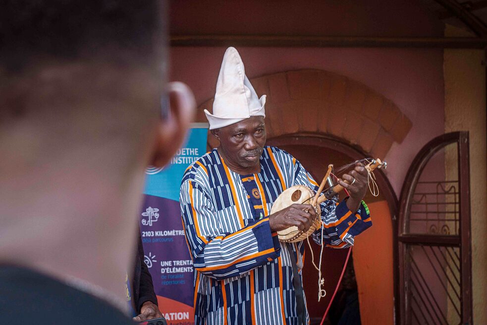 Ein traditioneller Musiker auf seinem Instrument