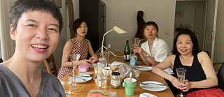 To Mom, I Want to | Der andere Koproduzent von To Mom, I Want to, Nomadic Minutes, ist ein in Berlin ansässiges Performance-Kollektiv, das von CAO Kefei, ZHANG Deng, ZHOU Niannian und LIU Shiyu gegründet wurde, die über vier Jahrzehnte - von den 1960er bis zu den 1990er Jahren - in China geboren wurden. Die Mitglieder des Kollektivs, die heute hauptsächlich in Deutschland leben, bringen vielfältige Erfahrungen in den Bereichen Theater, Tanz, Philosophie und Übersetzung mit. Das Kollektiv setzt sich intensiv mit kulturellen Landschaften in Europa und China auseinander und legt dabei den Schwerpunkt auf dokumentarische Erzählungen und performatives Storytelling.<br/><br/>Nomadic Minutes versammelte sich zu einer Besprechung über das Projekt. Von links nach rechts: ZHANG Deng, ZHOU Niannian, LIU Shiyu, CAO Kefei.