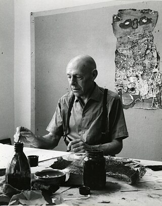 Der französische Maler, Bildhauer, Collage- und Aktionskünstler Jean Dubuffet in seinem Atelier in Vence an der Côte d’Azur 1960. Er war es, der den Begriff Art brut geprägt hat.