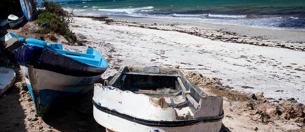 Os barcos quebrados e abandonados refletem as dificuldades enfrentadas pelos pescadores de Pemba. 