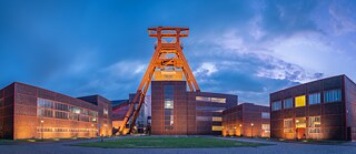 Der ikonische rote Doppelbock-Förderturm wird auch „Eiffelturm des Ruhrgebiets“ genannt.