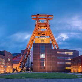 L’iconica torre rossa a doppio cavalletto è nota anche come la “Torre Eiffel della Ruhr”.