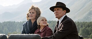 Carla Juri, Riva Krymalowski, Oliver Masucci (v.l.n.r.) in "Als Hitler das rosa Kaninchen stahl" (2019)