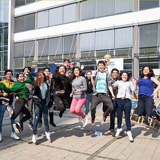 Studenten des Probestudiums springen mit Freude