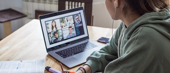 Standard-und Intensivkurse, Frau am Laptop