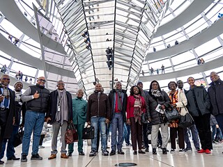 Gäste aus Benin, Kamerun, Kongo, der Demokratischen Republik Kongo und aus Ruanda  besuchen den Bundestag im Rahmen der Informationsreise „Kontrolle des öffentlichen Finanzsystems in der Bundesrepublik Deutschland“