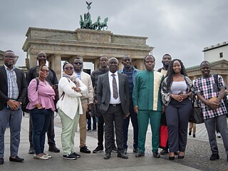 Gäste aus Ghana vor dem Brandenburger Tor während ihrer Besucherreise „Formate der Zusammenarbeit zum Thema Wasserstoff” auf Einladung des Auswärtigen Amtes.