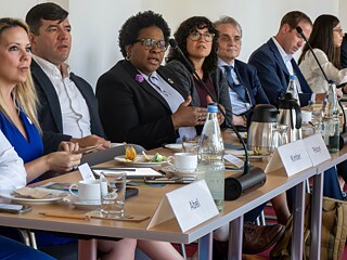 Lebhafte Diskussionen führten Repräsentanten und Repräsentanten US-amerikanischer Städte im Rahmen der Besucherreise „Gemeinsame Herausforderungen und transatlantische Lösungen für Städte“ auf Einladung des Auswärtigen Amtes.