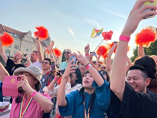 Während der Netzwerkreise „Diversität in einer offenen Gesellschaft“ auf Einladung des Auswärtigen Amtes nahmen die Gäste aus Japan, Korea und Taiwan am Christopher Street Day in Berlin teil.