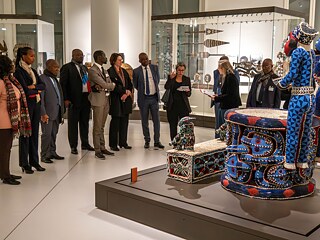 Museumsexpert*innen aus Benin besuchen das Humboldt Forum während ihrer Netzwerkreise „Museen in Deutschland und Benin: Konzepte, Neubauten und Restitutionen“ auf Einladung des Auswärtigen Amtes.