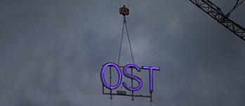 Der Schriftzug „OST“ auf dem Dach der Volksbühne in Berlin wir mit einem Kran entfernt 