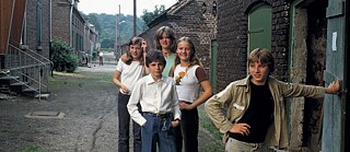 Jugendliche posieren in der Zechensiedlung Eisenheim in Oberhausen, 1970er-Jahre, zwei Jungen, drei Mädchen, 12 bis 16 Jahre