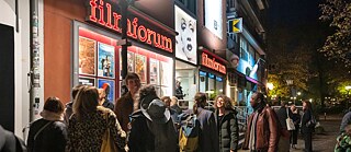 Publikum vor dem Duisburger Filmforum