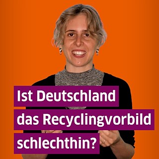 Im Vordergrund steht Weiß auf Violett: "Ist Deutschland das Recyclingvorbild schlechthin?". Moderatorin steht im Hintergrund und lächelt.