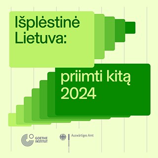 Abtrakti iliustracija šviesiai žaliame fone, kurią sudaro dvi žalios geometrinės figūros, ant jų pavadinimas „Išplėstinė Lietuva – priimti kitą 2024“