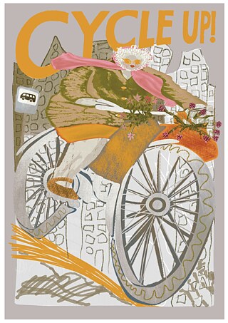 Auf grauen Hintergrund gezeichnete Illustration einer Rentnerin mit gelber Sonnenbrille, die Fahrrad fährt; am Lenkrad orangene Einkaufstüten mit rosaroten Blumen. Im Hintergrund abstrakt dargestellte graue Häuser und ein Bushaltestellenschild. Die orangene in großen Druckbuchstaben geschriebene Überschrift CYCLE UP! erstreckt sich vom linken oberen Bildrand kleiner werdend zum rechten oberen Bildrand.