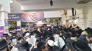 Eine Schlange von Pilgern zum Grab des Zaddiks Nachman von Brazlaw in Uman am 2. Oktober während der Rosch ha-Schana-Feierlichkeiten.