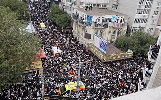 Tausende von chassidischen Pilgern beten in Uman in der Turystiv-Straße, die zum Grab ihres Zaddiks Nachman von Brazlaw führt.