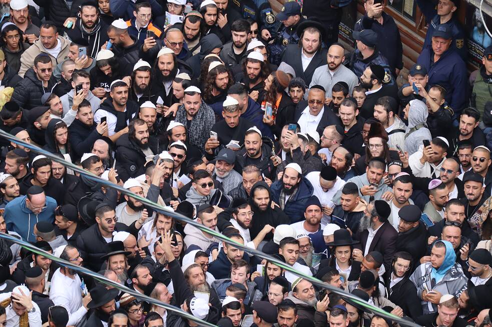 Chassidim beten vor dem Grab von Zaddik Nachman in Uman.