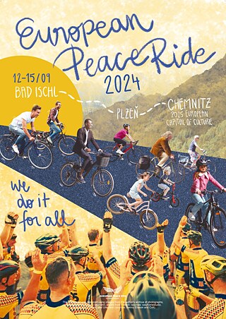 Fotocollage mit fahrradfahrenden Personen unterschiedlichen Alters und in Alltagskleidung auf grauem Asphaltweg, dahinter in matten Grau- und Gelbtönen angedeutete Berglandschaft. In der oberen Bildhälfte geschwungene in blauen Buchstaben gezeichnete Überschrift „European Peace Ride 2024“. Am linken Bildrand der Satz „We do it for all“. Im Vordergrund jubelnde Radsportler in Fahrradbekleidung. 